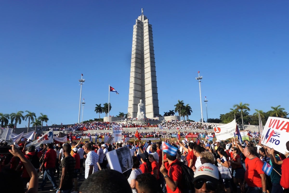 Z rąk do rąk. Trudna historia Kuby